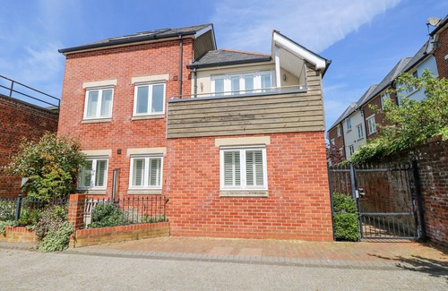 New Forest District Cottage | HERONS NEST, pet friendly, character holiday cottage in Lymington