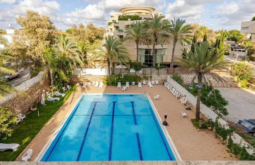 Herzliya Pituach Apartment | Herzliya Pituach Apartment with Pool, by the Beach