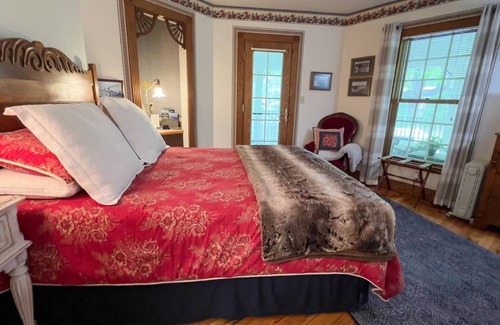 Pentwater Bed & Breakfast | Hexagon House Bed and Breakfast - Homestead Room