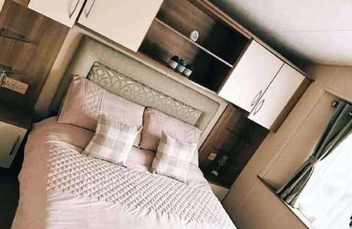 Heysham Cabin | Heysham Lakeside Lodge - Tranquil Getaway