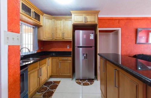 New Kingston Condo | HGTV featured Central 3bd Penthouse w/Netflix, AC, Pool, Views & Jacuzzi Tub