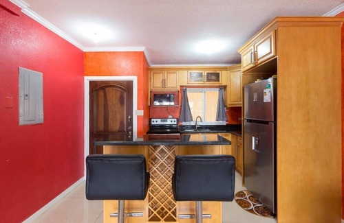 New Kingston Condo | HGTV featured Central 3bd Penthouse w/Netflix, AC, Pool, Views & Jacuzzi Tub
