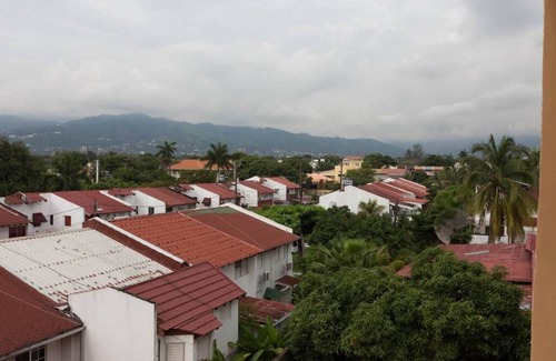 New Kingston Condo | HGTV featured Central 3bd Penthouse w/Netflix, AC, Pool, Views & Jacuzzi Tub