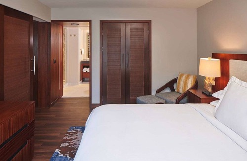 Waikiki Resort | HGVC Hokulani Waikiki Luxury, 1 BR Suites, Rooftop Pool/Spa, Close to Ft Derussy