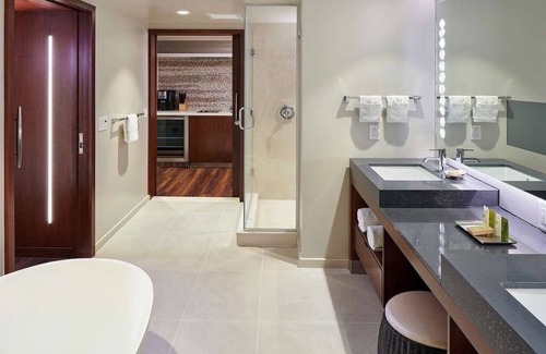 Waikiki Resort | HGVC Hokulani Waikiki Luxury, 1 BR Suites, Rooftop Pool/Spa, Close to Ft Derussy