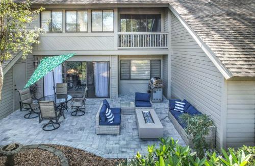 Palmetto Dunes Apartment | HH Condo on George Fazio Course with Community Pool!
