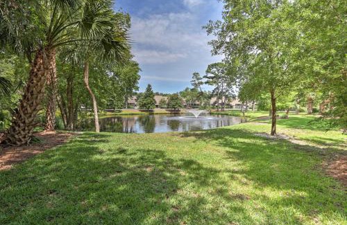 Palmetto Dunes Apartment | HH Condo on George Fazio Course with Community Pool!