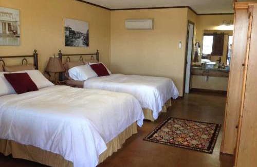 Seymour Hotel | HH Creek Inn