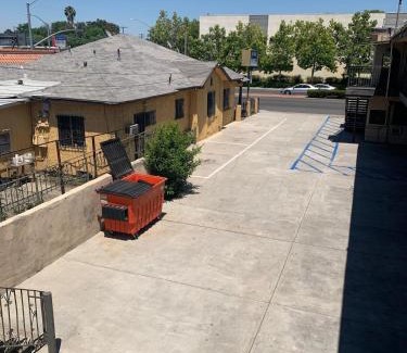 Lynwood Hotel | Hi Rise Motel