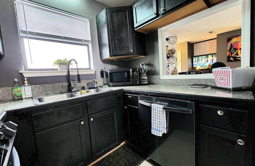 North Charleston House | 🦾HI-TEK MANOR 2🤖Central Location🗣️ Two 75in 4k LED TV'S🚀1GB internet🖥️