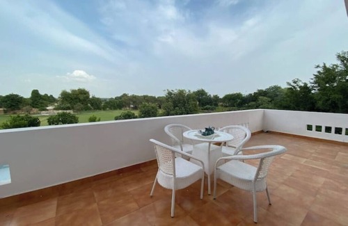 Gurugram Villa | Hi5 Stays DAY USE Farm/BIG Pool/Pool Party