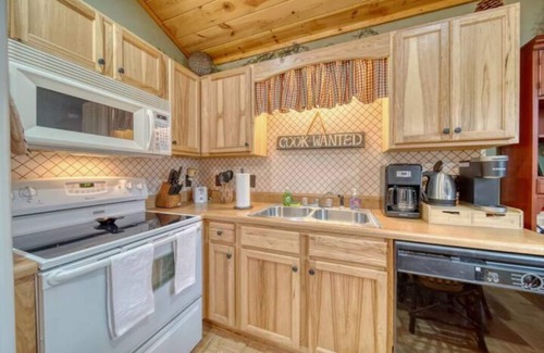Hiawassee Cabin | Hiawassee Cabin/Hot Tub/Creekside/Pet Friendlyn