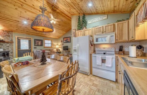 Hiawassee Cabin | Hiawassee Cabin/Hot Tub/Creekside/Pet Friendlyn