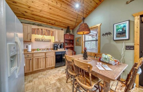 Hiawassee Cabin | Hiawassee Cabin/Hot Tub/Creekside/Pet Friendlyn