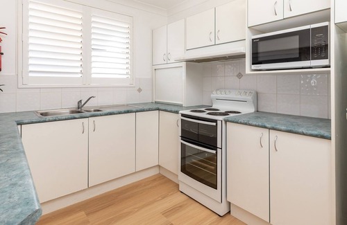 Forster Apartment | Hibiscus Court 5 - Opposite Main Beach!