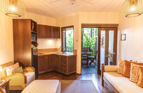 Port Douglas Apartment | Hibiscus Five - A Balinese vibe!