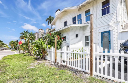 Fort Myers River District House | Hibiscus House Bed & Breakfast Citrus Room