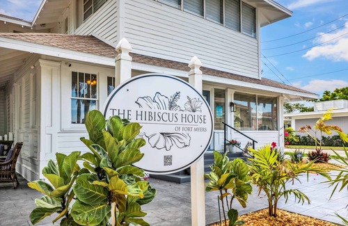 Fort Myers River District House | Hibiscus House Bed Breakfast Inn Flamingo Suite