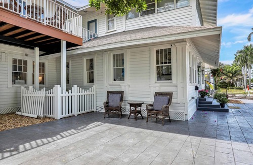 Fort Myers River District House | Hibiscus House Bed Breakfast Inn Flamingo Suite