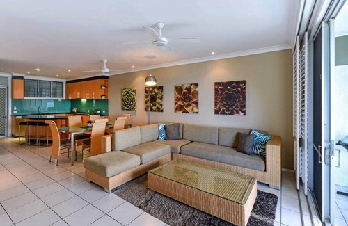 Hamilton Island Apartment | Hibiscus Lodge 208, Beachfront Apartment on Hamilton Island