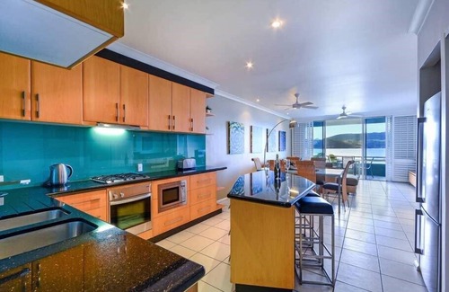 Hamilton Island Apartment | Hibiscus Lodge 208, Beachfront Apartment on Hamilton Island