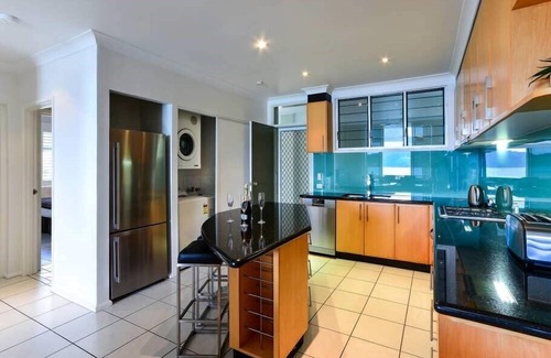 Hamilton Island Apartment | Hibiscus Lodge 208, Beachfront Apartment on Hamilton Island