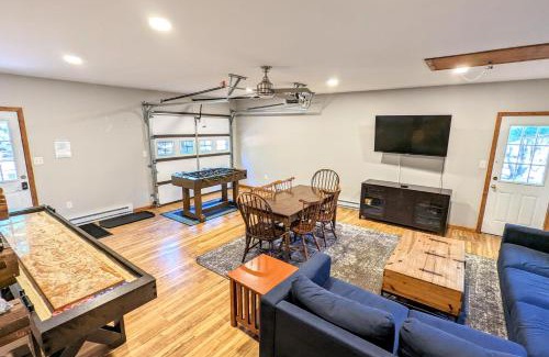 Lake Harmony House | Hickory Cabin by AvantStay Firepit Hot Tub Game Room Great Location
