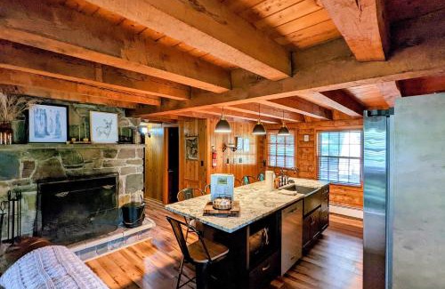 Lake Harmony House | Hickory Cabin by AvantStay Firepit Hot Tub Game Room Great Location