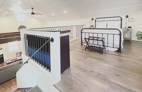Norwalk Cottage | Hickory Creek Cottage - romantic getaway w/ hot tub, fireplace, open loft