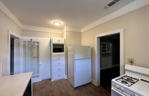 Texarkana Cottage | Hickory House - 4 Bedrooms - Sleeps Up To 8