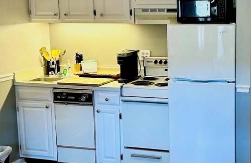 Lincoln Condo | Hickory Lodge Condo Resort Main Street Lincoln with pool and hot-tub and Kitchen