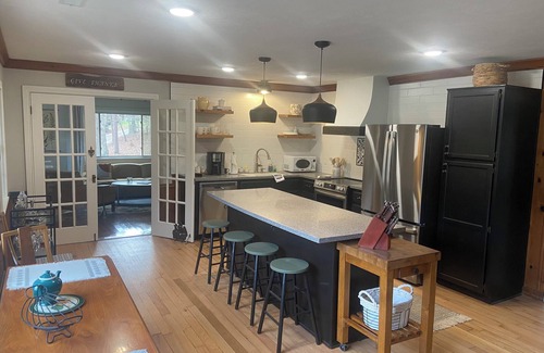 Sloans Valley Cottage | Hidden 2-bedroom Lake Cumberland cottage with lake view & access in Burnside KY