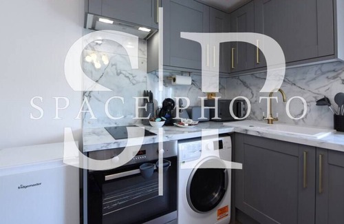Parsons Green and Walham Apartment | Hidden 2BR Gem and a Tranquil Haven in Fulham