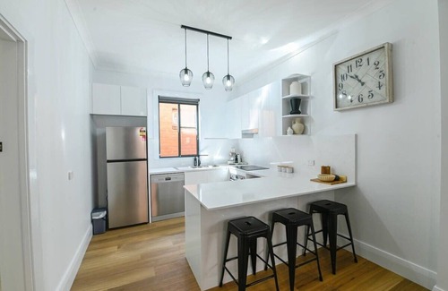 Dubbo Apartment | Hidden CBD Gem - Sleek & Stylish, Sleeps 5