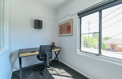 Dubbo Apartment | Hidden CBD Gem - Sleek & Stylish, Sleeps 5