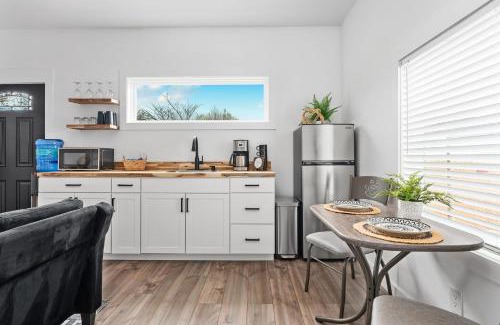 Fredericksburg House | Hidden Cottage mins to Main St and sleeps 4