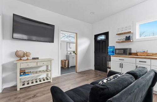 Fredericksburg House | Hidden Cottage mins to Main St and sleeps 4