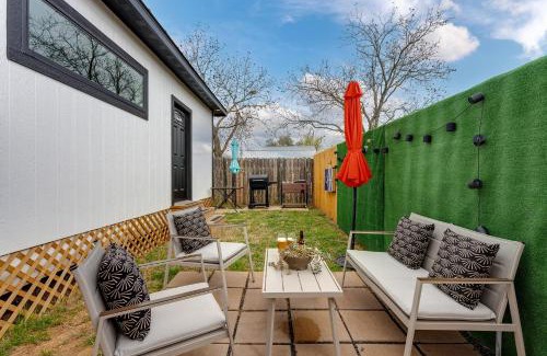 Fredericksburg House | Hidden Cottage mins to Main St and sleeps 4