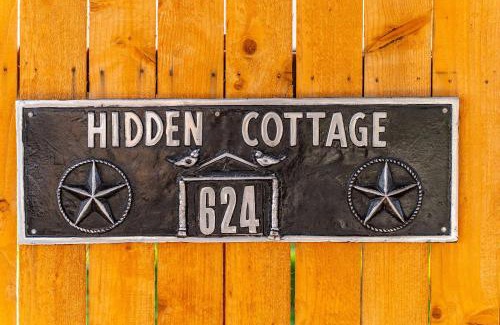 Fredericksburg House | Hidden Cottage mins to Main St and sleeps 4
