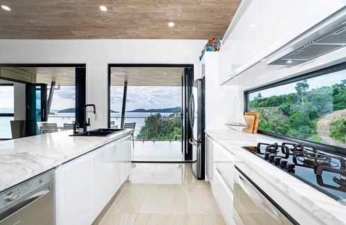 Hamilton Island Apartment | Hidden Cove 6, Stunning Seaview Apartment on Hamilton Island