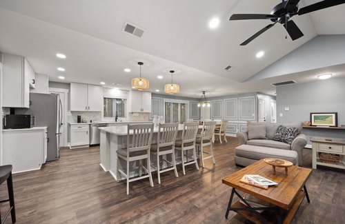 Windsor House | Hidden Falls Farm – Sleeps 14, Modern Retreat with Crafting & Quilting Studio
