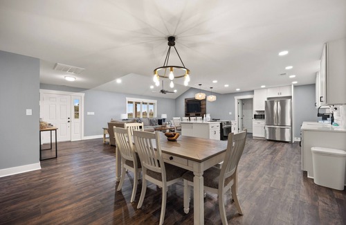 Windsor House | Hidden Falls Farm – Sleeps 14, Modern Retreat with Crafting & Quilting Studio