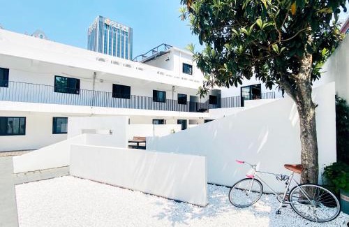 Pudong Hostel | Hidden Garden Youth Hostel -Oriental Pearl &Lujiazui -Garden Social Area -Bar -Café -Free Laundry Luggage Storage -24H Front Desk -English Service