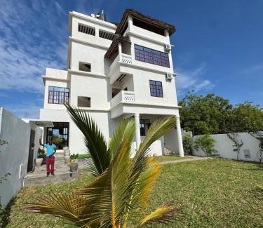 Shela House | Hidden Gem 5 Bed Villa in Shela with Pool and AC