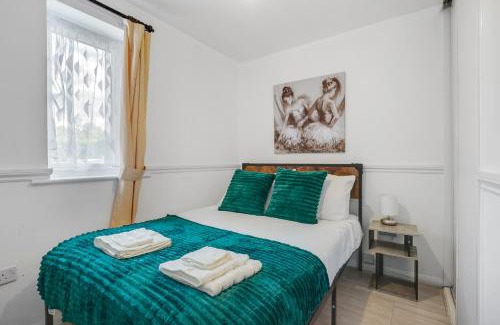 Tottenham Apartment | Hidden Gem by the Canal 10 Mins to Central London & Hotspur stadium with Parking