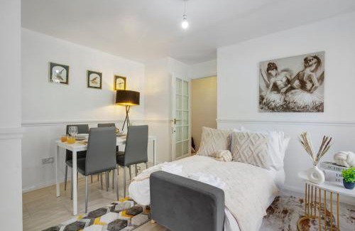 Tottenham Apartment | Hidden Gem by the Canal 10 Mins to Central London & Hotspur stadium with Parking
