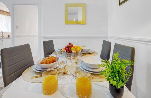 Tottenham Apartment | Hidden Gem by the Canal 10 Mins to Central London & Hotspur stadium with Parking