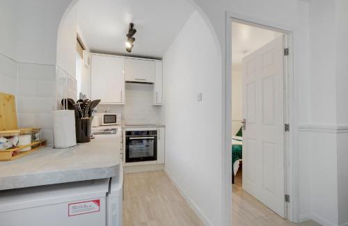 Tottenham Apartment | Hidden Gem by the Canal 10 Mins to Central London & Hotspur stadium with Parking