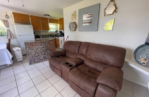 Crystal River Cottage | Hidden Gem in Crystal RivernSUPER CLEAN AND DIRECTLY ON WATER