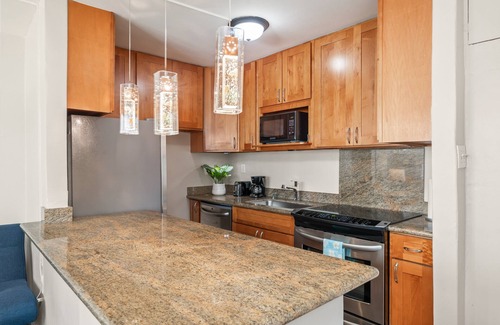 Waikiki Condo | Hidden gem in Heart of Waikiki! AC, Wi-Fi, full kitchen, free nearby parking!